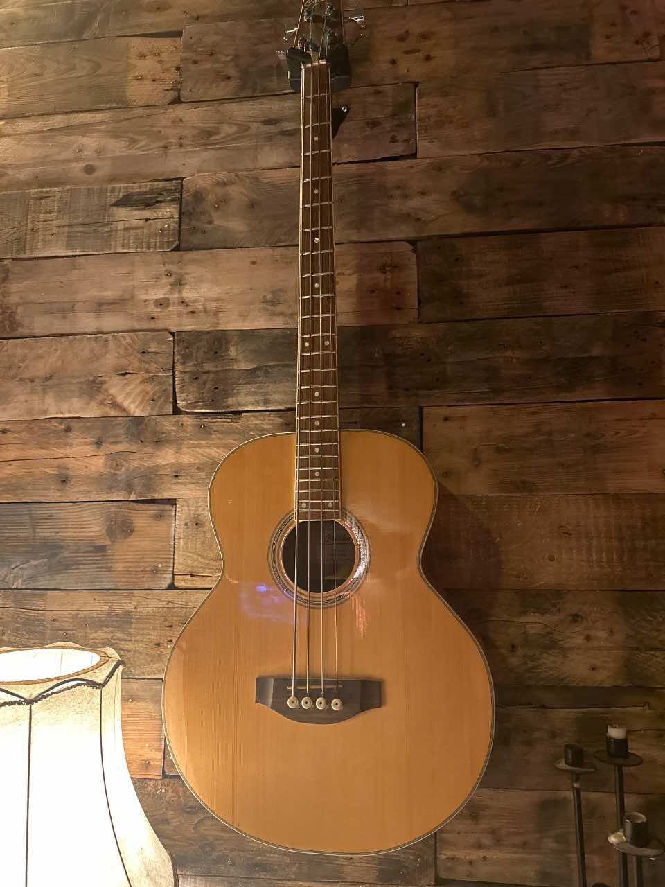 Collins Akustik-Bass (4-saitig) mit aktivem Tonabnehmer und 3-Band-EQ